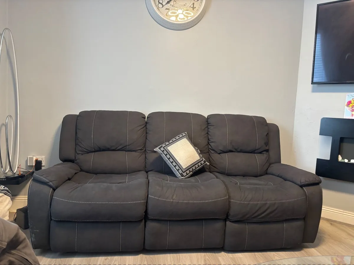 Sofa 3 piece FOR SALE ! Reclinable* - Image 4