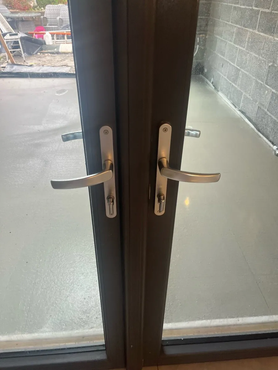 Double doors and Window - Image 4