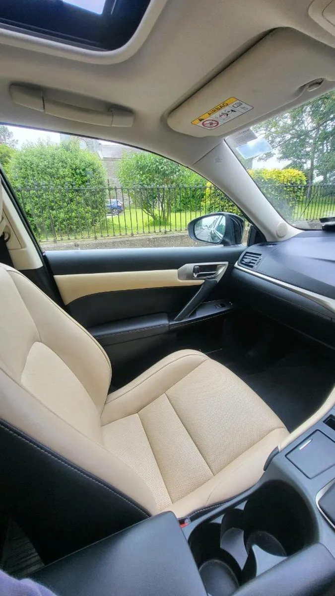 Lexus CT 200 Hybrid - Image 2