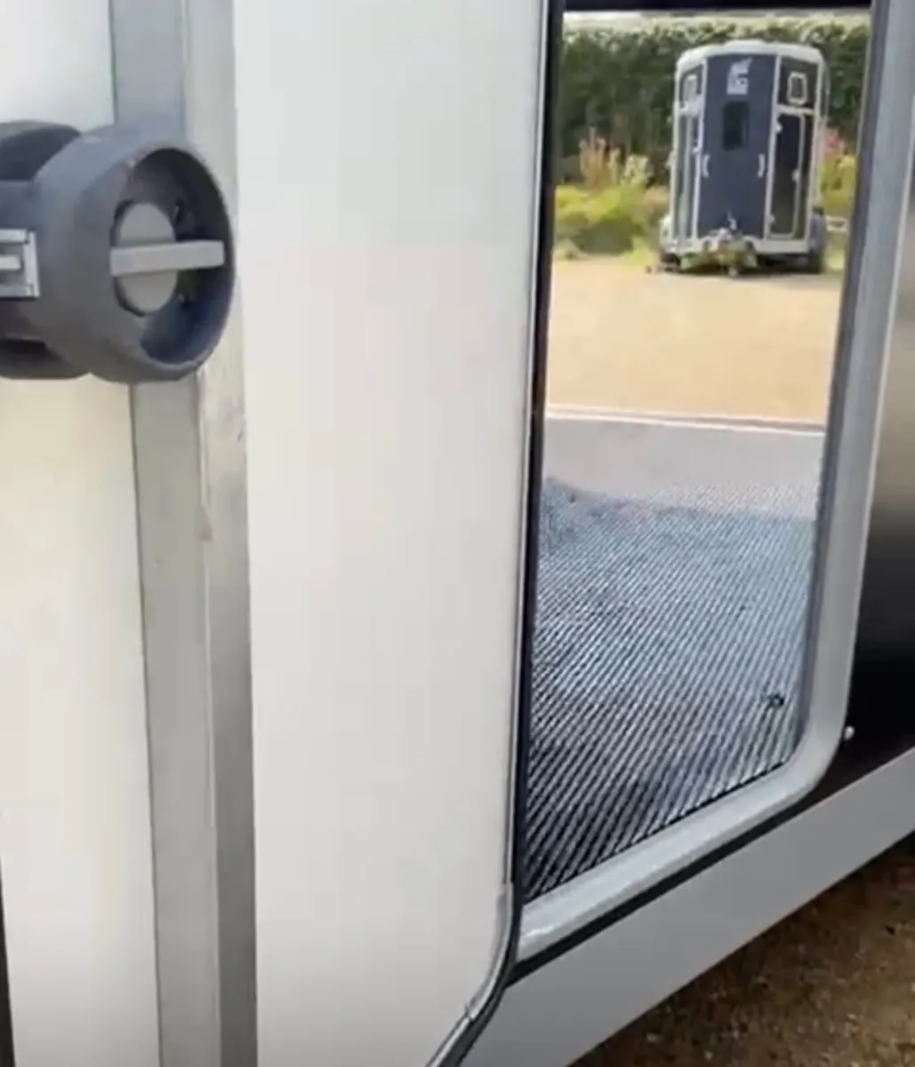 ‘As new’ HB511 Ifor Williams Double Horsebox - Image 3
