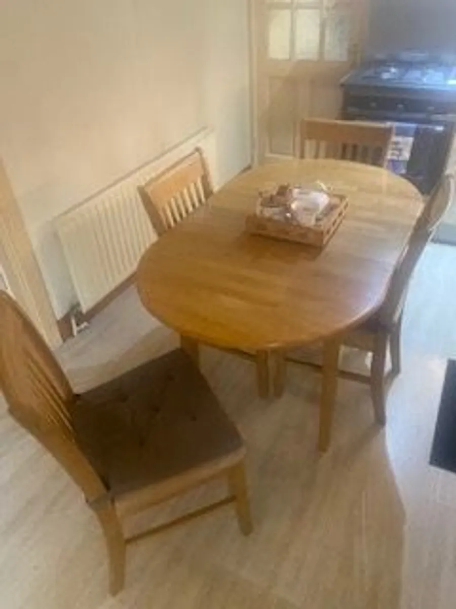 Extendable kitchen table and 4 chairs - Image 1