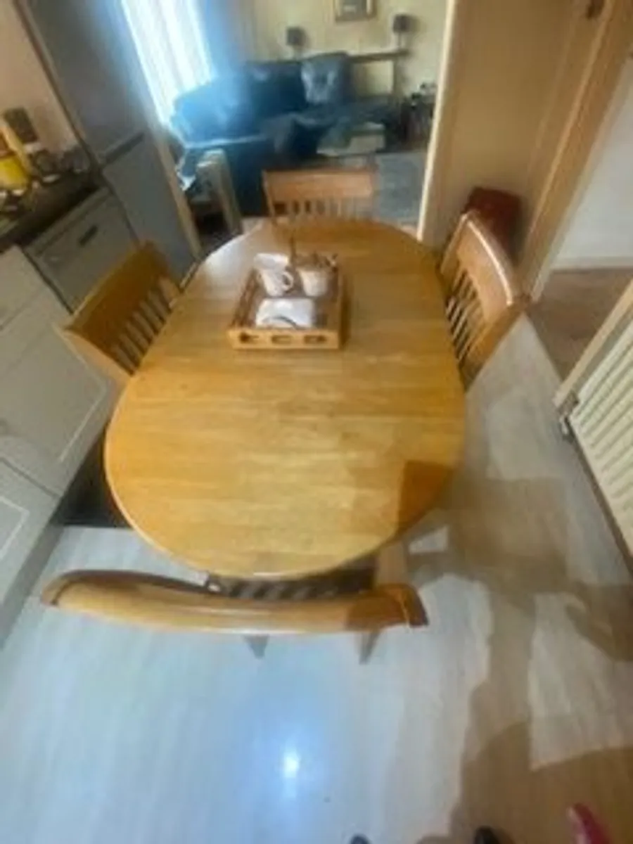 Extendable kitchen table and 4 chairs - Image 2