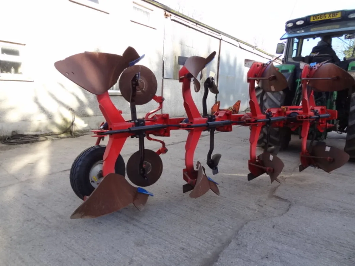 Overum MF 715 Reversible 4 Furrow Plough - Image 4