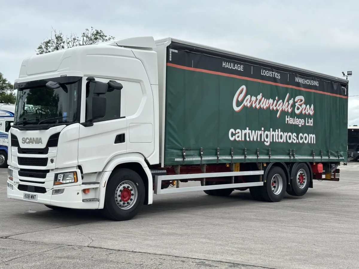 2018 (18) SCANIA G320 26 TON 6X2 CURTAINSIDER - Image 3