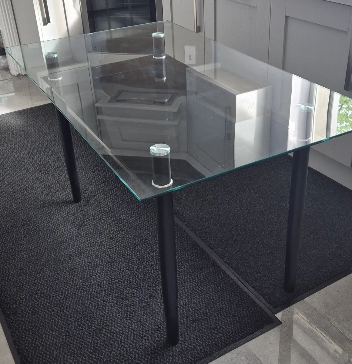 Glass  table  brand  new - Image 1