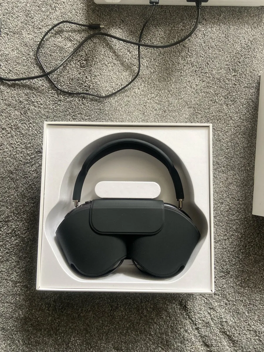 Black Airpods Max - Image 1