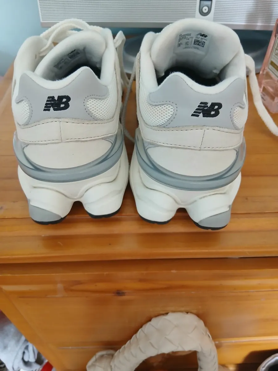 Women's New Balance 9060's size 5 1/2 - Image 3