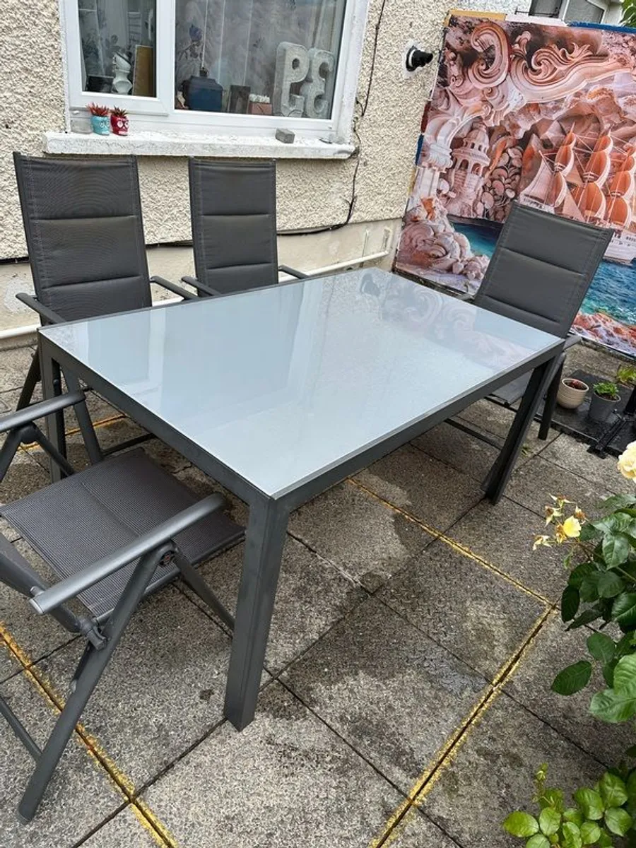 Glass garden table with 4 chairs - Image 1