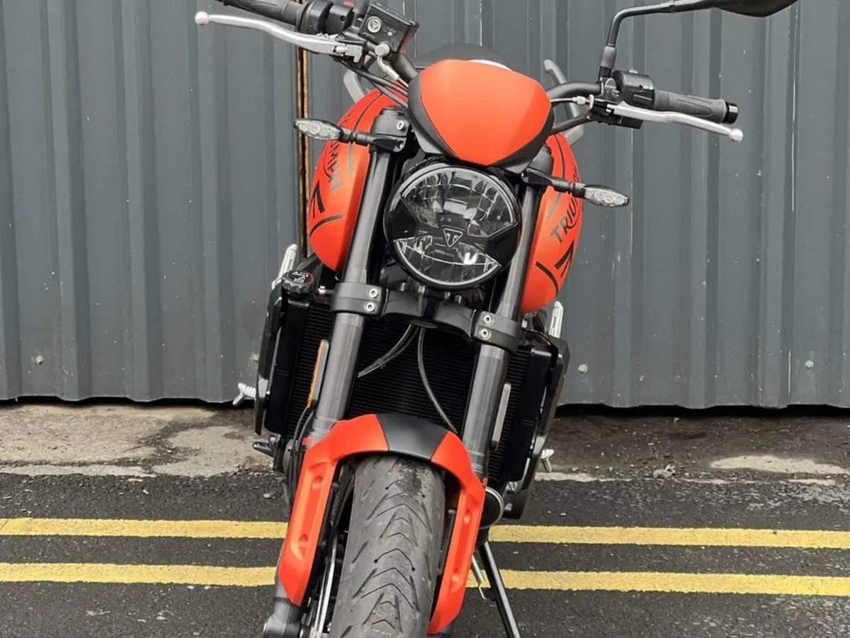 2023 Triumph Trident 660 – Baja Orange - Image 4