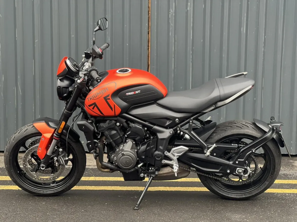 2023 Triumph Trident 660 – Baja Orange - Image 2
