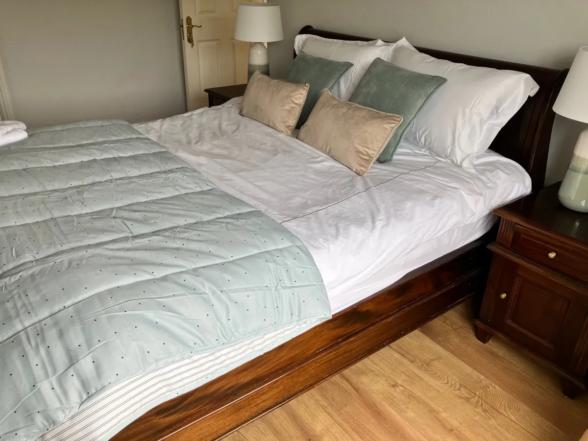 Double Sleigh bed and 2 single divan beds - Image 1
