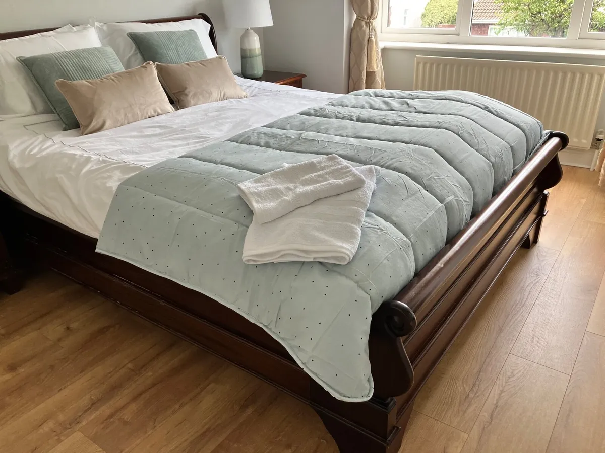 Double Sleigh bed and 2 single divan beds - Image 2