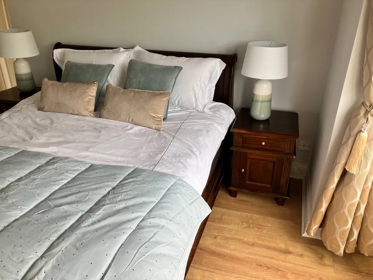 Double Sleigh bed and 2 single divan beds - Image 3