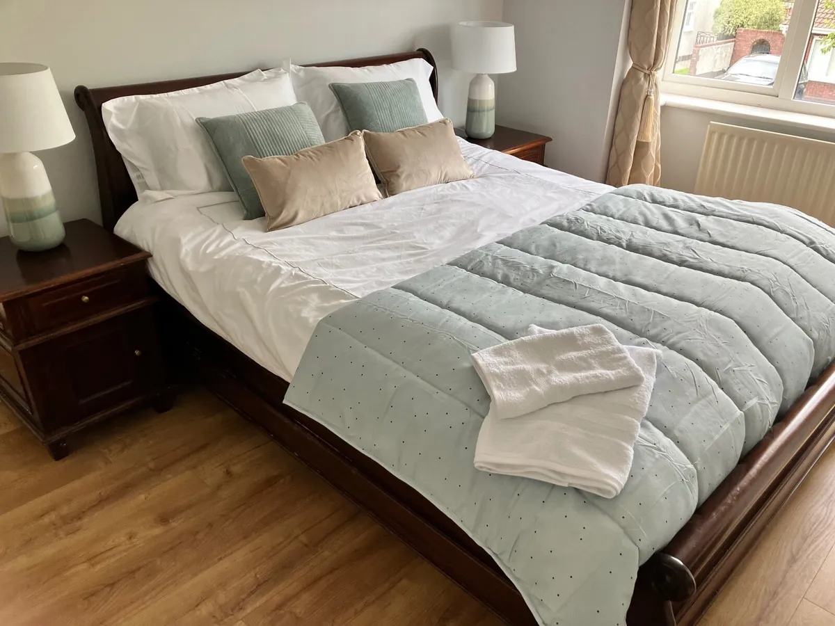 Double Sleigh bed and 2 single divan beds - Image 4
