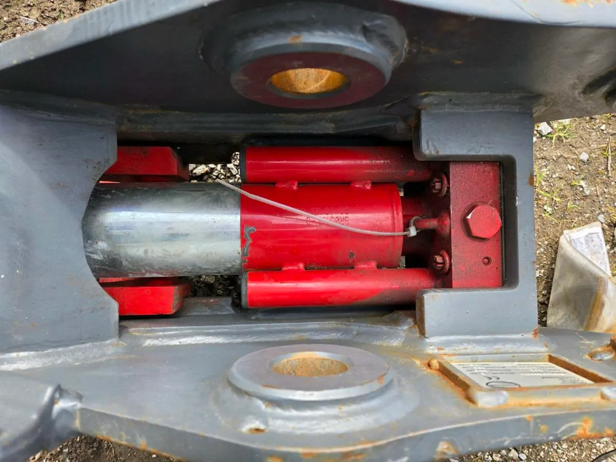 New Strickland Hydraulic Quick Hitch 3 to 6 ton - Image 3