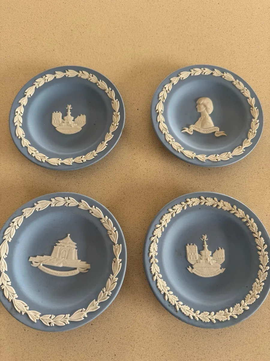 Wedgwood plates - Image 1