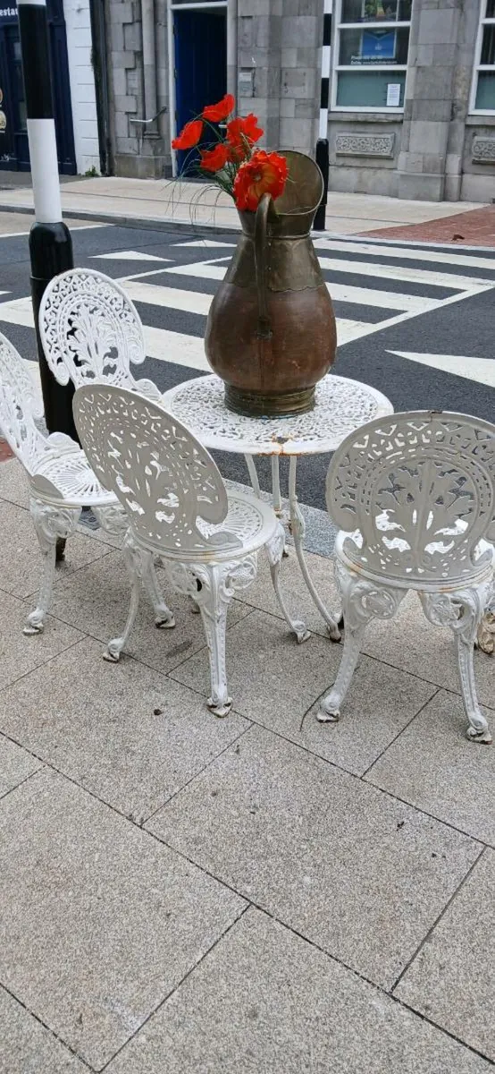 Wrought iron Heavy Garden table and chairs - Image 1