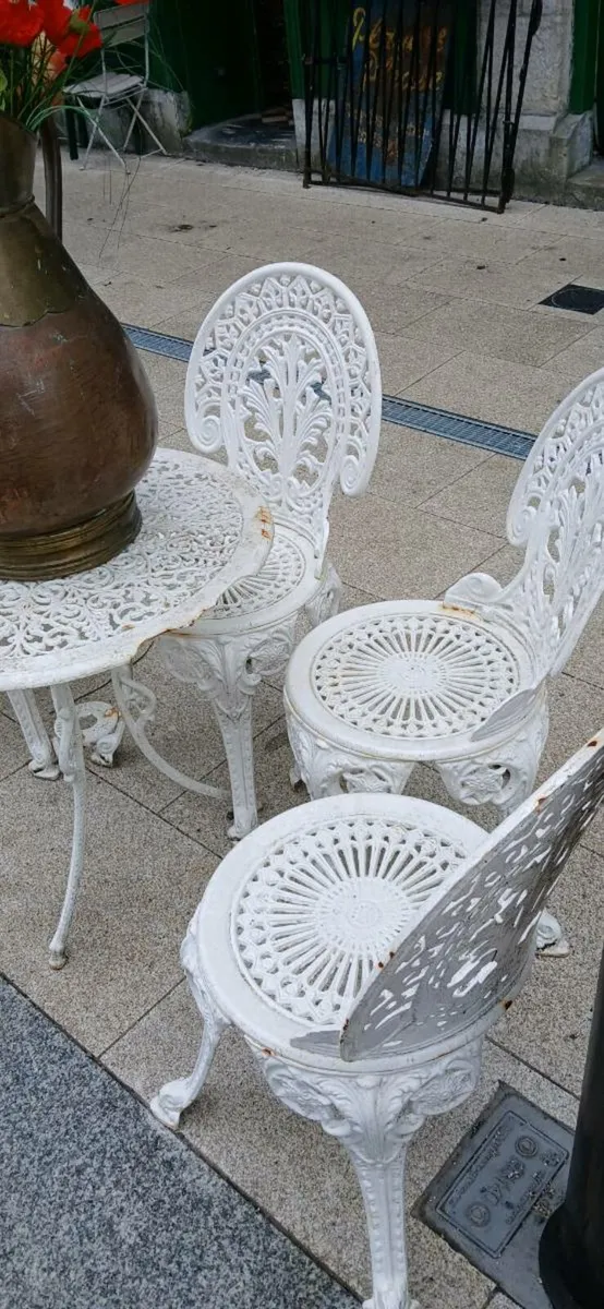 Wrought iron Heavy Garden table and chairs - Image 3