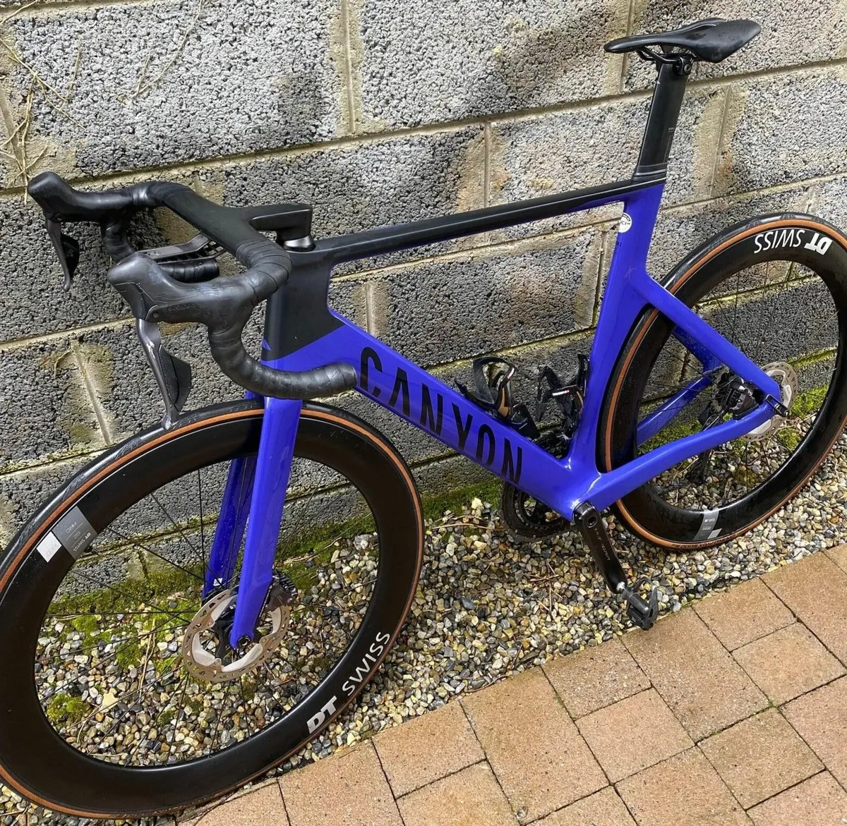 Canyon Aeroad CF SLX 8 Disc Di2 - Image 2