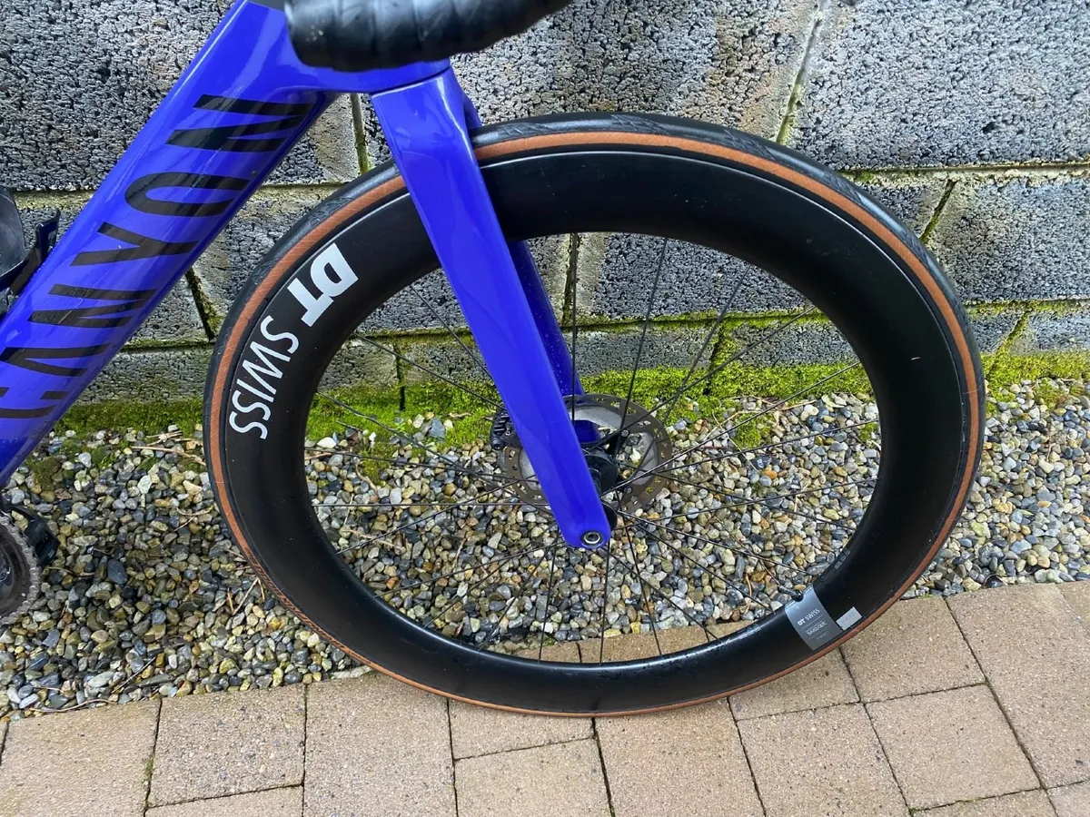 Canyon Aeroad CF SLX 8 Disc Di2 - Image 3