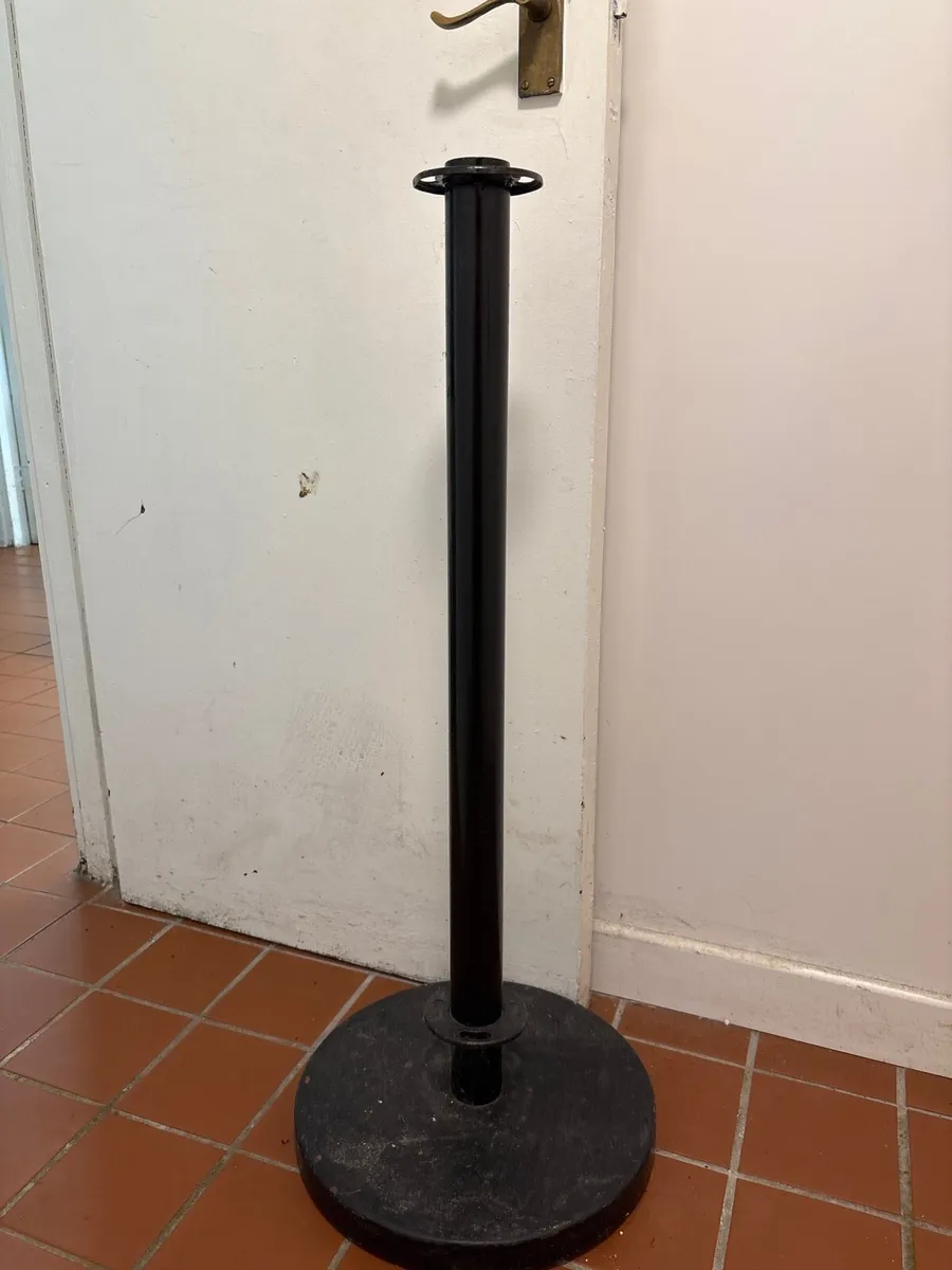 Cafe wind barrier poles