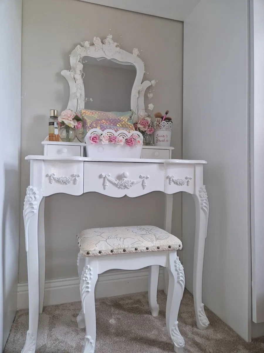 Vanity Table - Image 1
