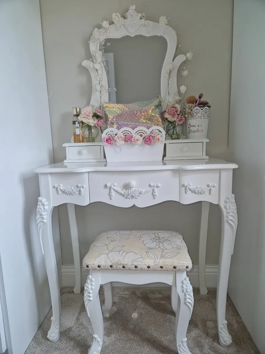Vanity Table - Image 2