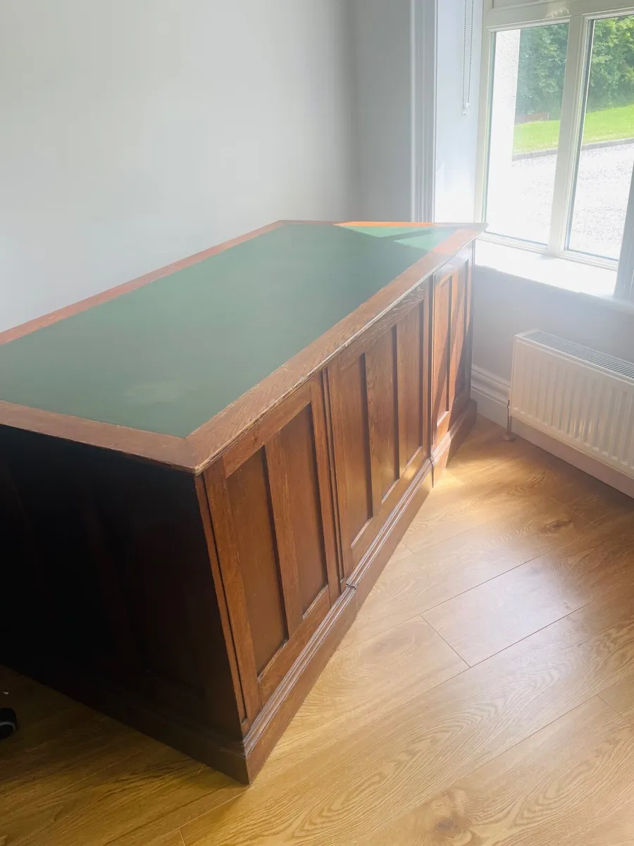 Antique desk - Image 1