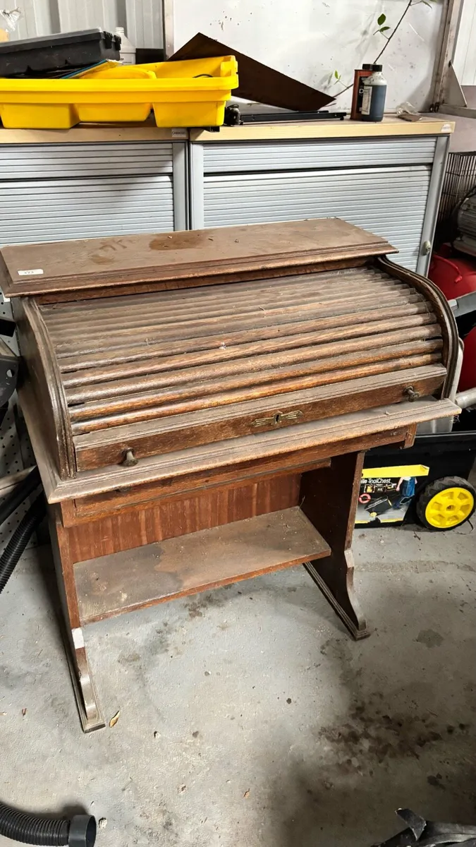 Antique desk - Image 1
