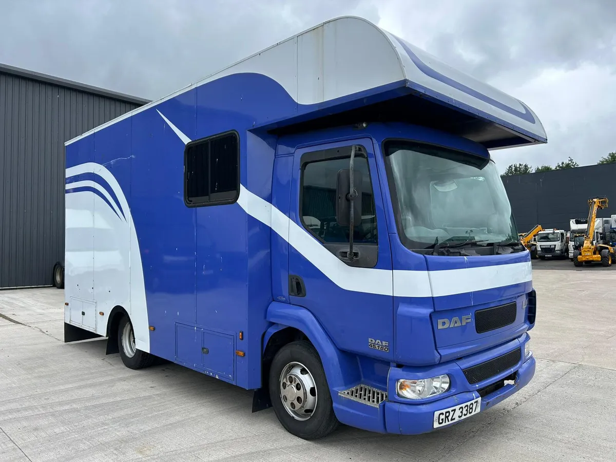 May 2005 DAF LF 45-150 3 Horse Horsebox - Image 1