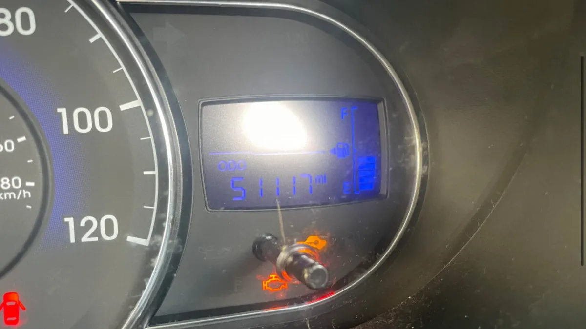 HYUNDAI I10  2011 SILVER METALIC - Image 3