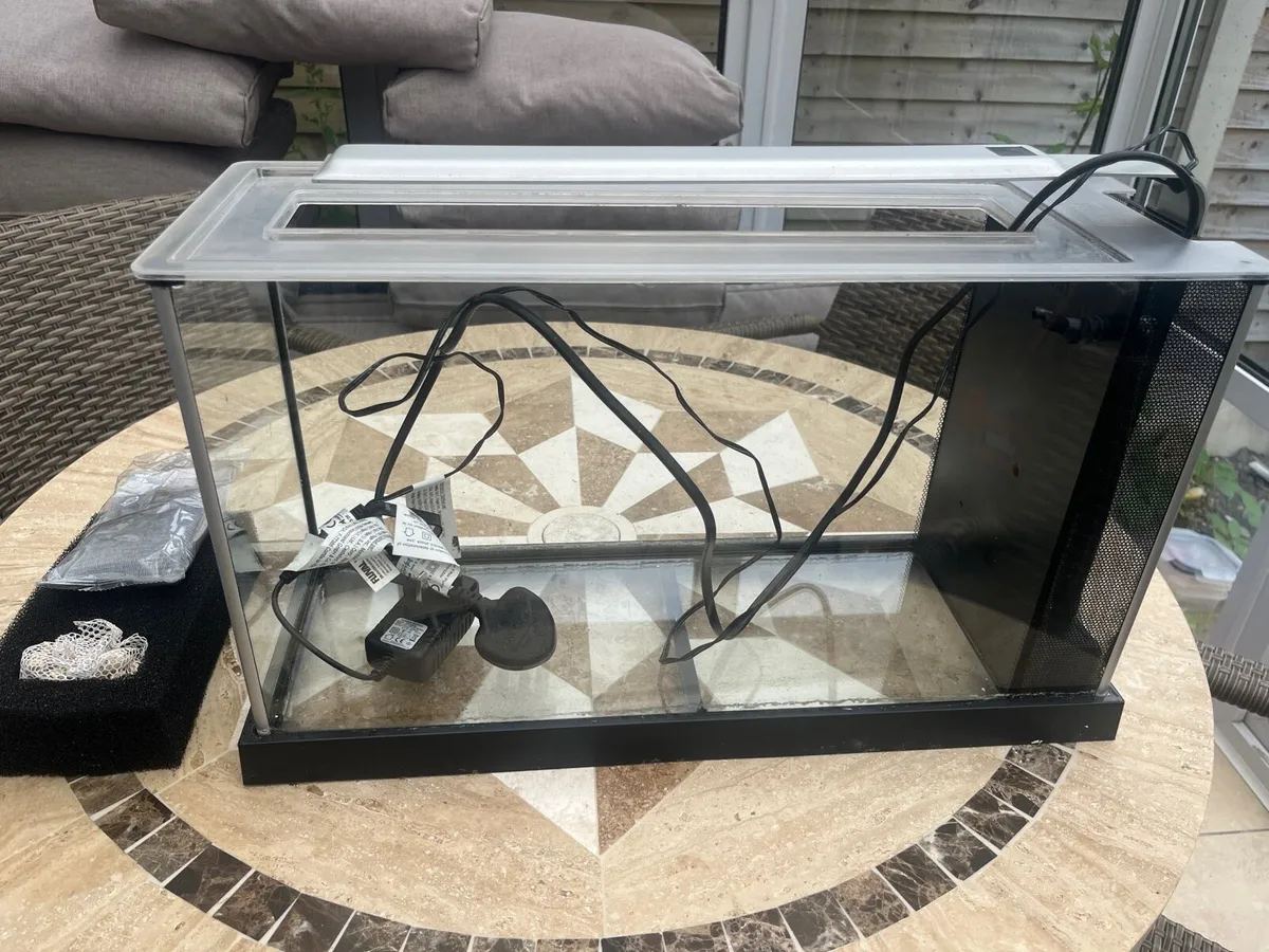 Fluval 19l Aquarium, stones and fake plants - Image 1
