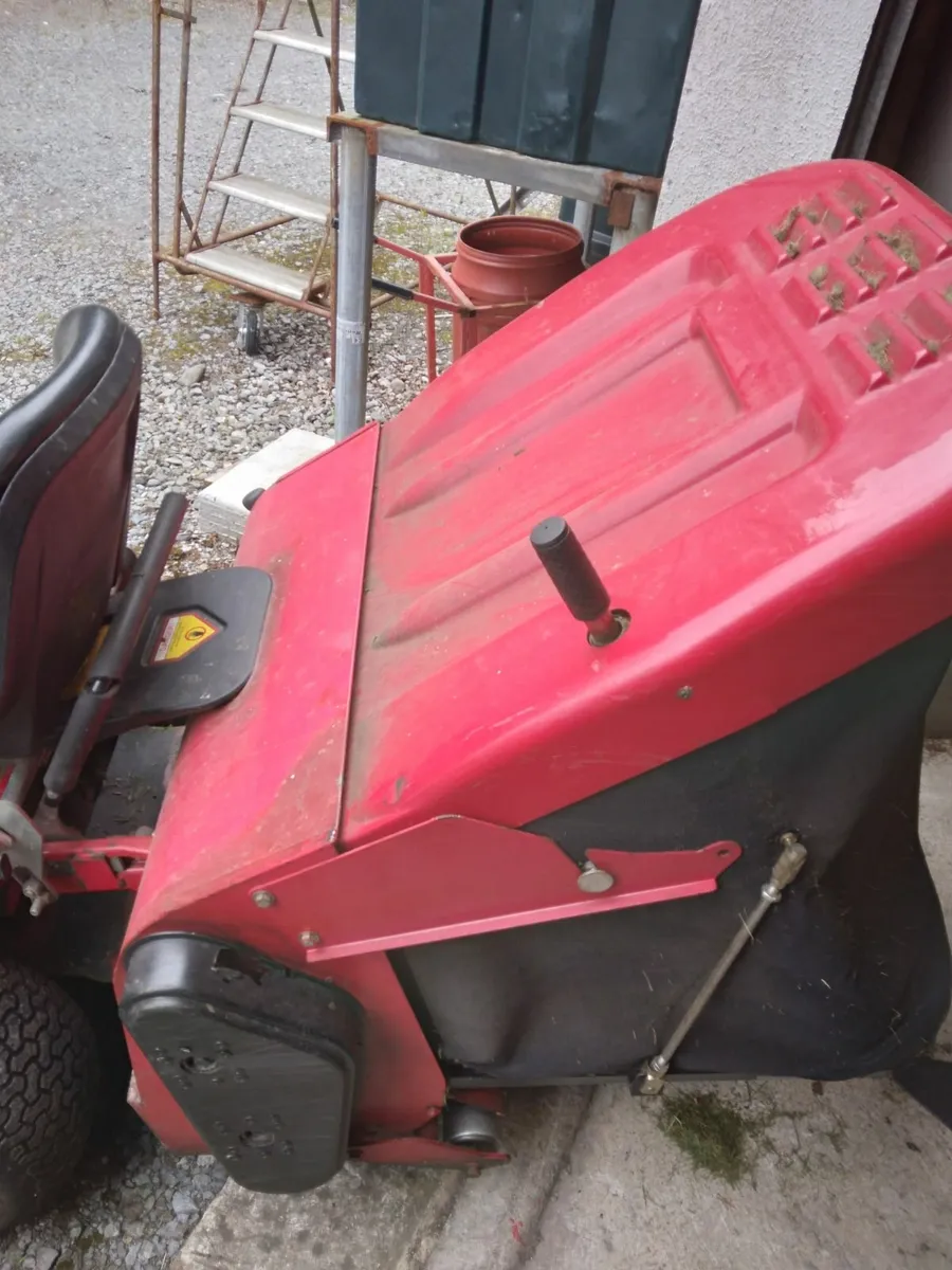 Ride on lawnmower - Image 1