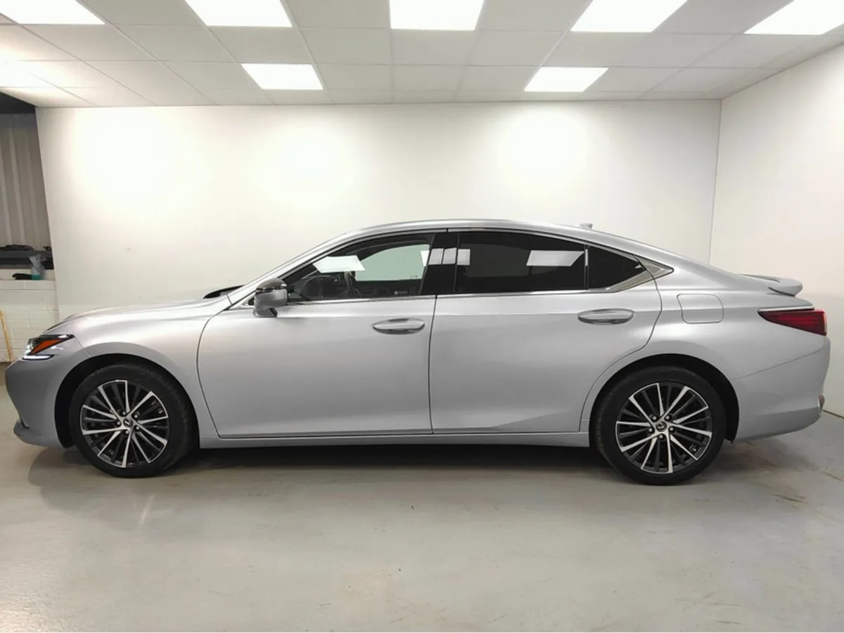 Lexus ES 300h Dynamics 4DR Auto - Image 3