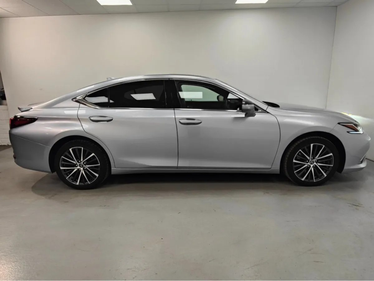 Lexus ES 300h Dynamics 4DR Auto - Image 4