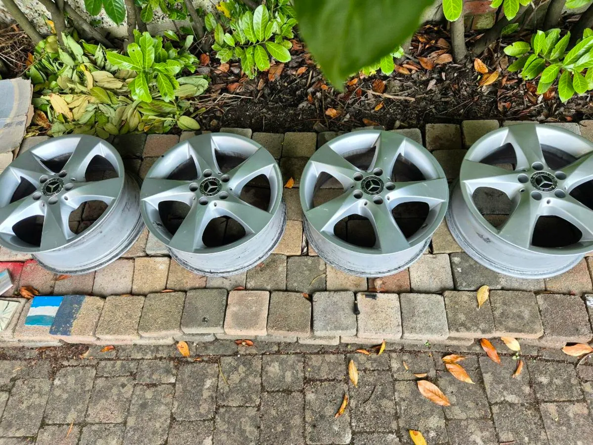 Mercedes vito Five spoke 17-inch alloys - Image 1