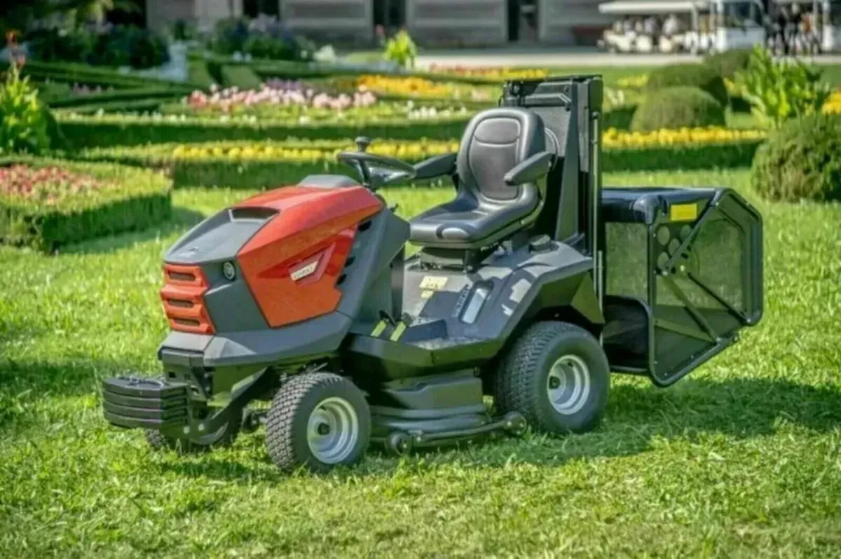 The Starjet UJ PRO High Tip Tractor Mower - Image 4
