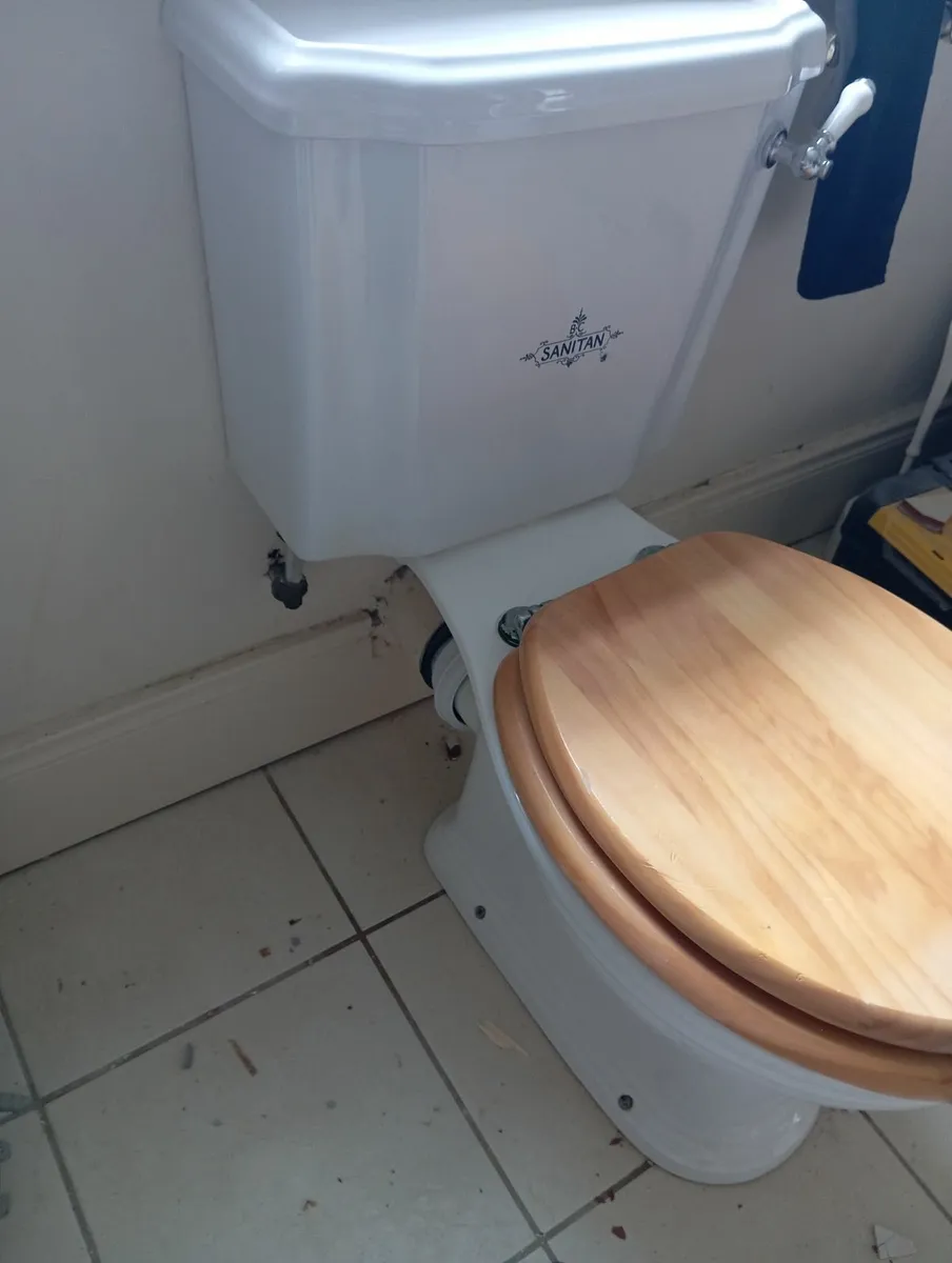 Toilet and washing basin - Image 2