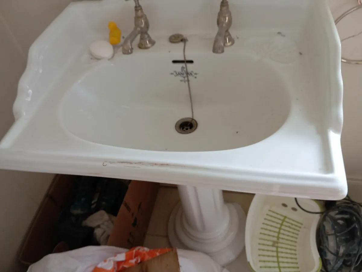 Toilet and washing basin - Image 3