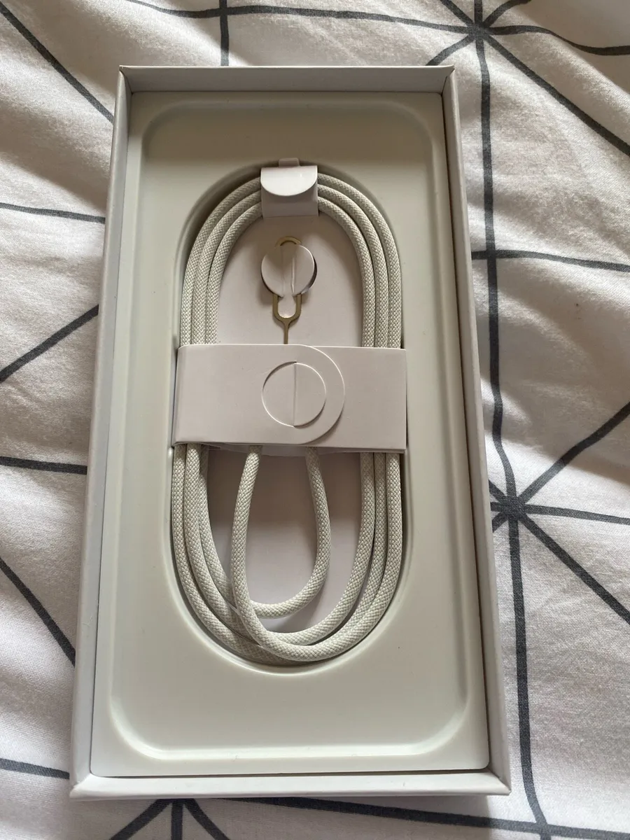 iPhone 16 Pro Max - Image 2