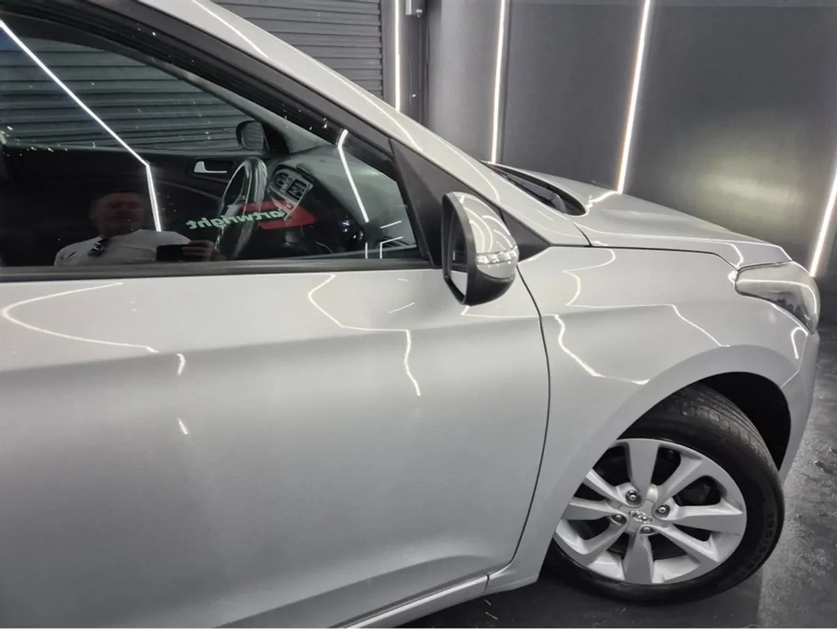 Hyundai i20 Deluxe 5DR - Image 3