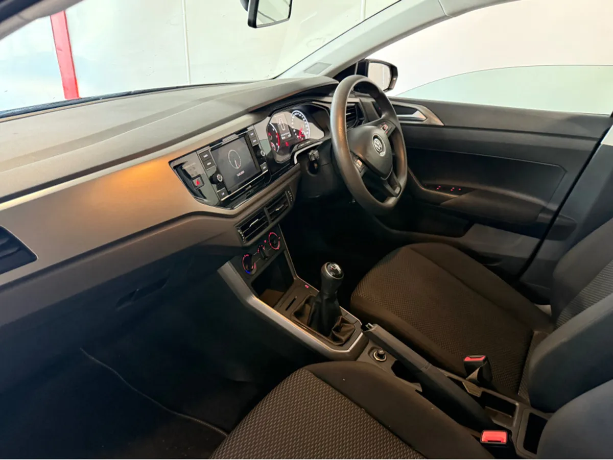 Volkswagen Polo TRENDLINE 1.0 MANUAL 5SPEED 65HP 5 - Image 3