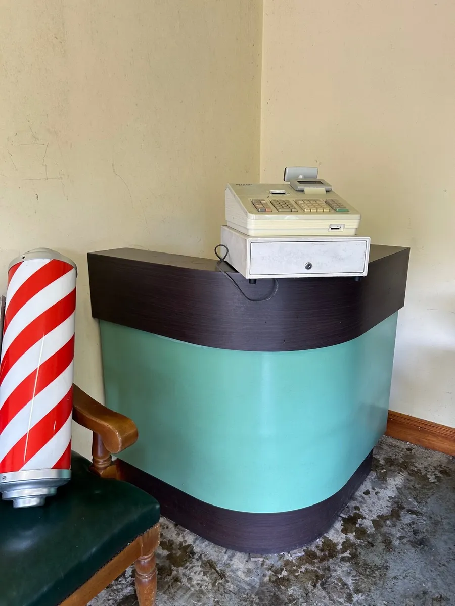 Barbershop fixtures and fittings - Image 1