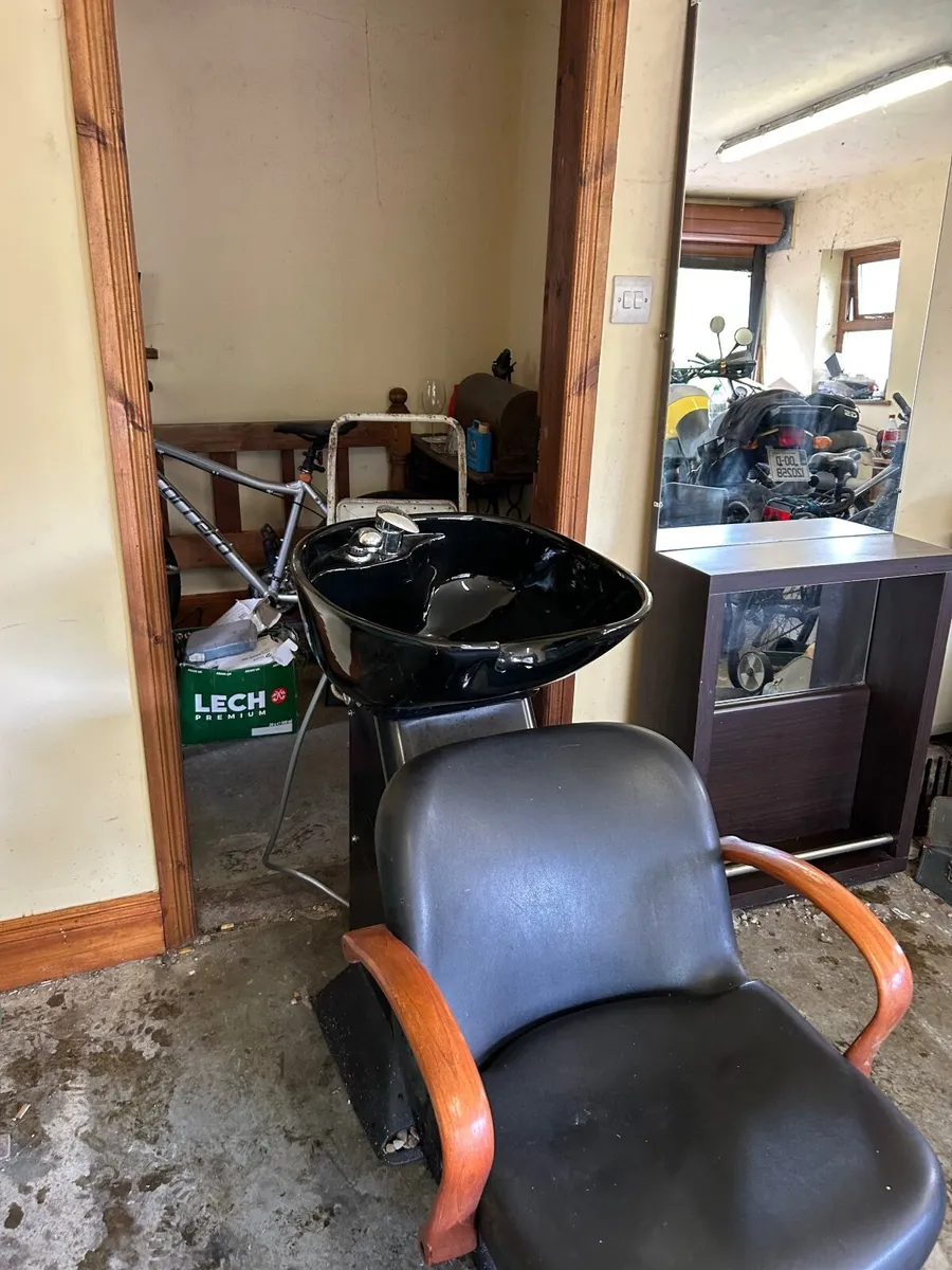 Barbershop fixtures and fittings - Image 2
