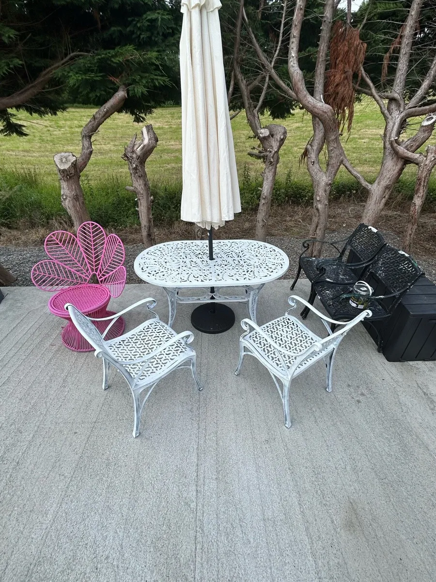 Garden table - Image 1