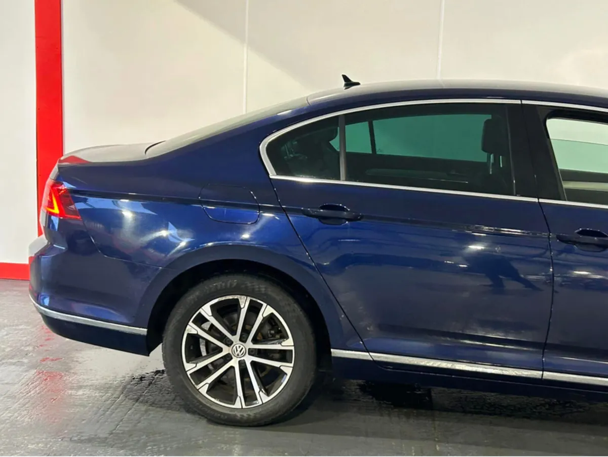 Volkswagen Passat HIGHLINE 2.0 TDI MANUAL 6SPEED F - Image 4