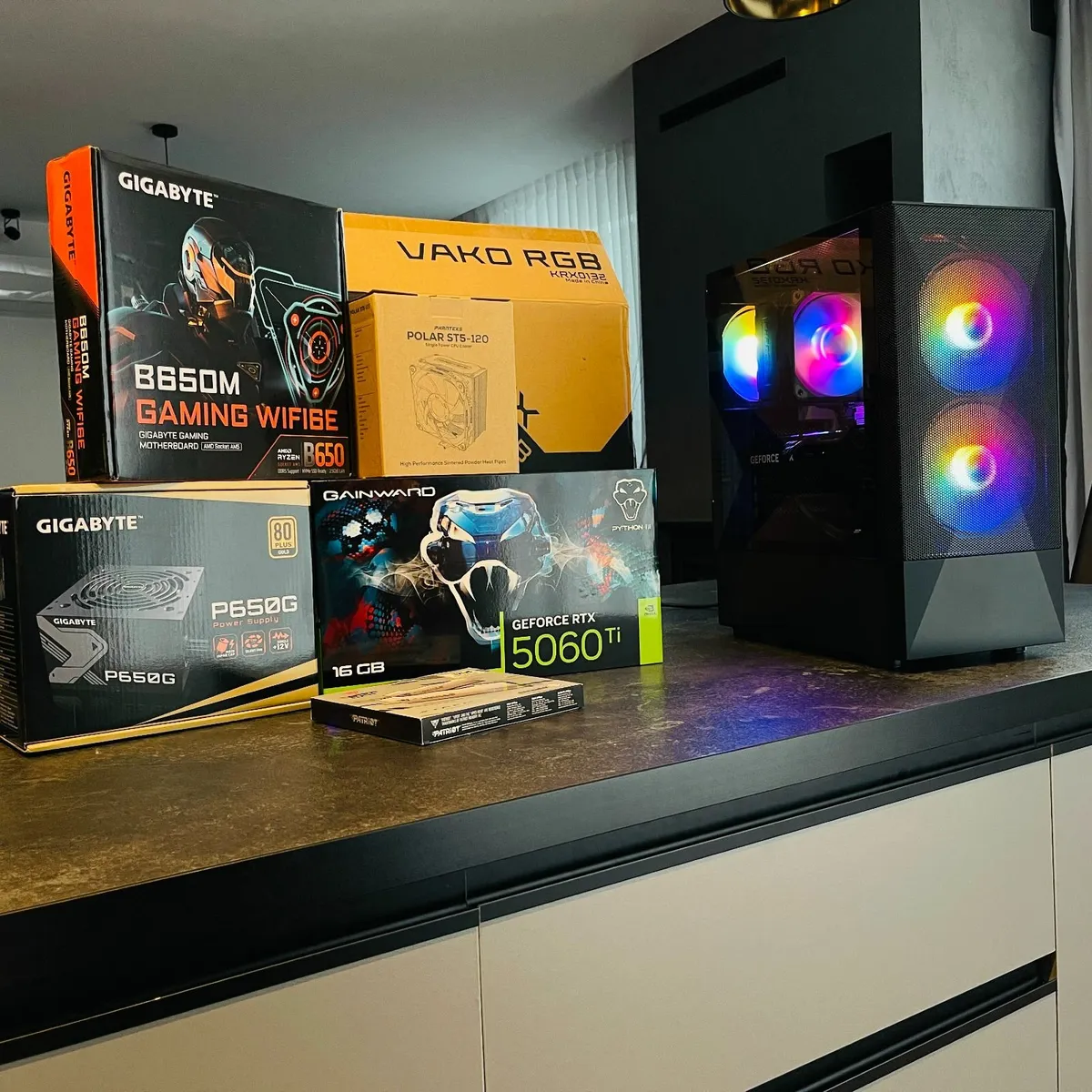 PC Gaming Ryzen 7 7700, RTX 5060 Ti 16GB, 32GB RAM - Image 2