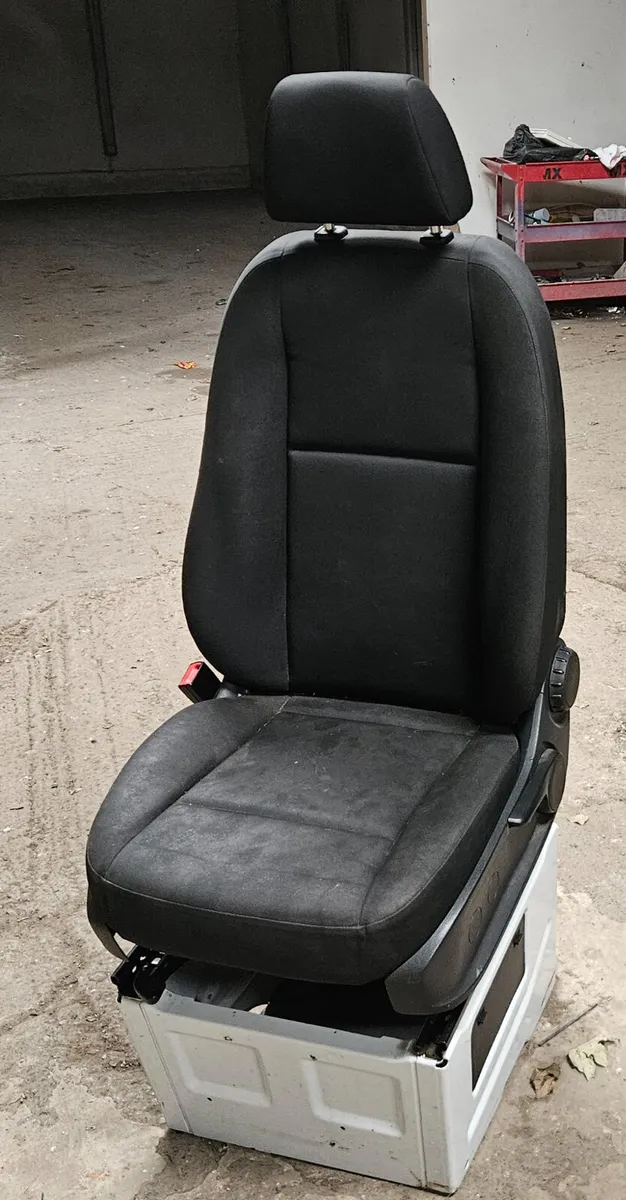 Single passenger seat - Image 1