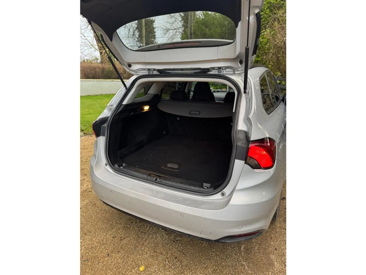 Fiat Tipo SW 1.6 MJ 120HP Lounge 5DR - Image 3