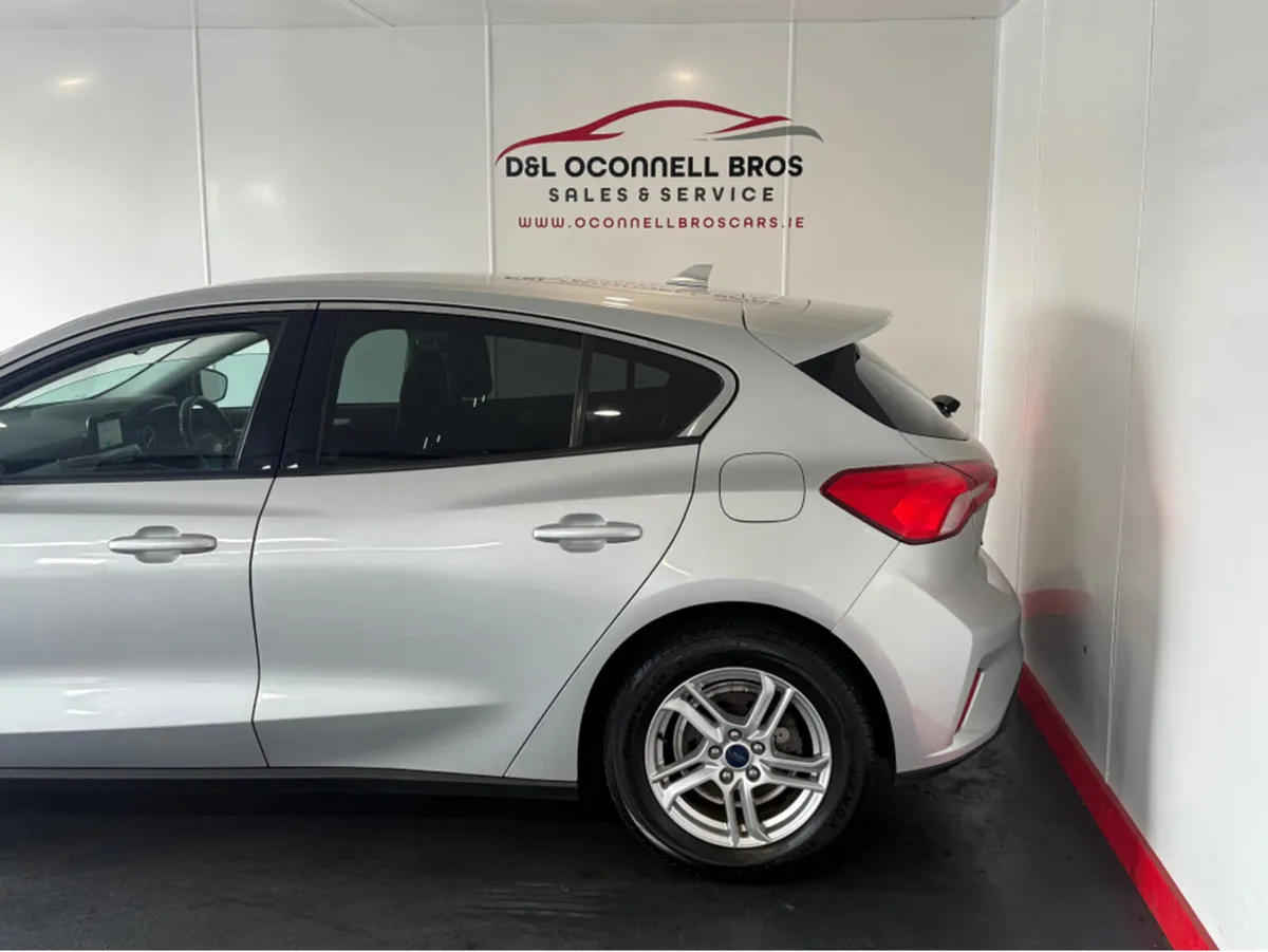Ford Focus ZETEC 1.5 TDCI 125PS 6SPEED 5DR 4 - Image 4